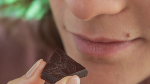 ¿Cómo comer una tableta de chocolate?